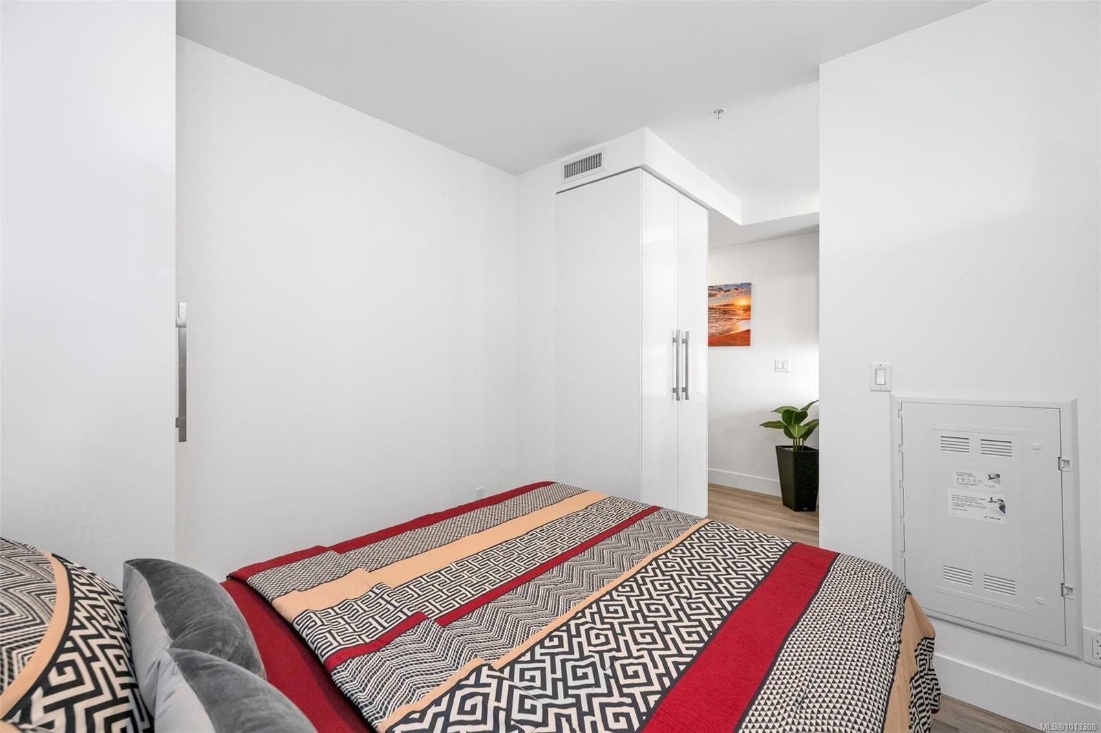 709-777 Herald St, Victoria, BC - Indoor Photo Showing Bedroom