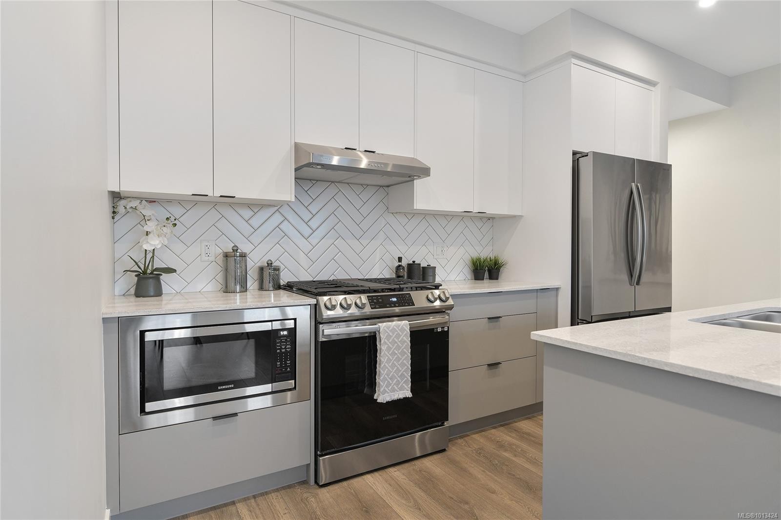 502-1114 Samar Cres, Langford, BC - Indoor Photo Showing Kitchen With Upgraded Kitchen