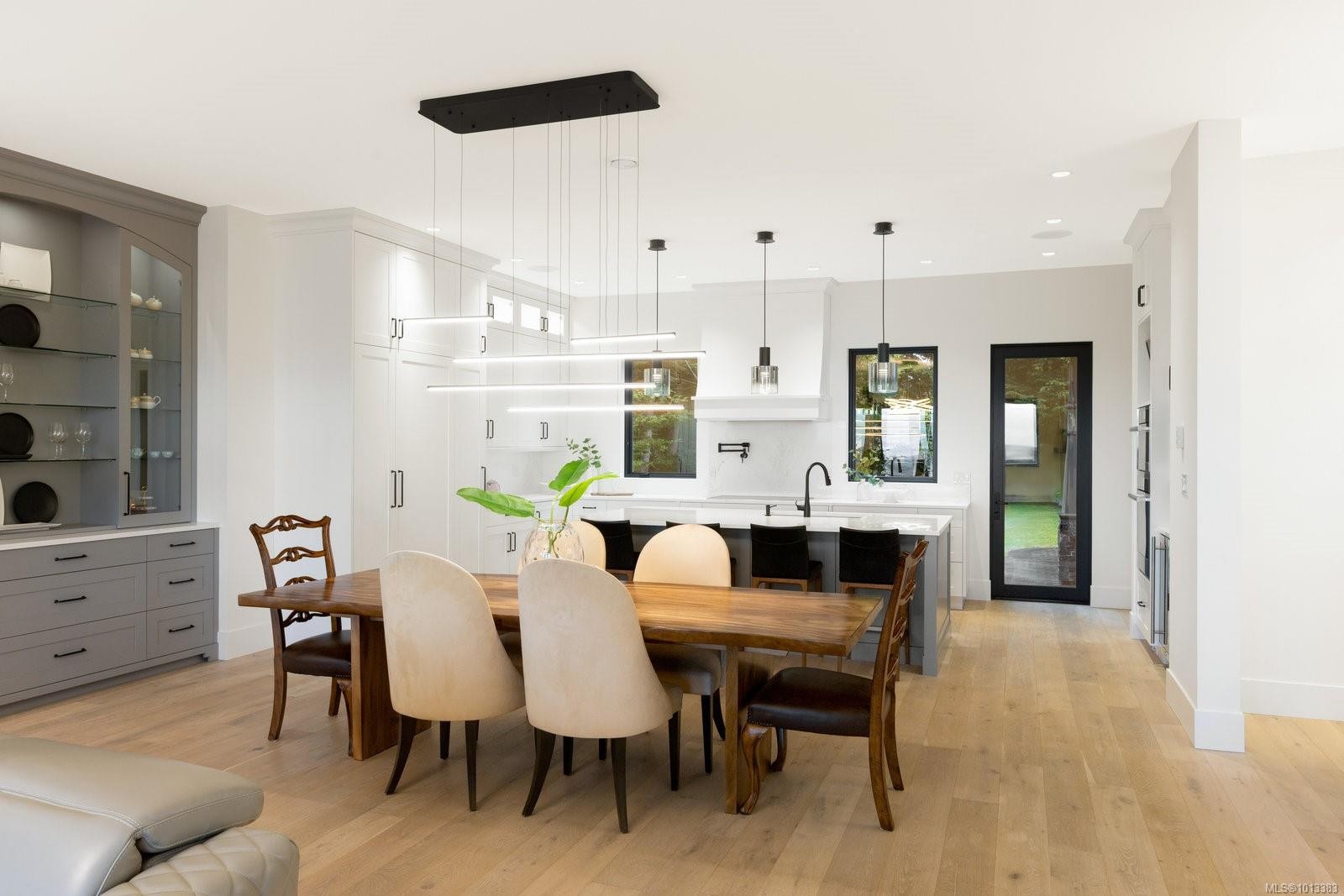 418 Beach Dr, Oak Bay, BC