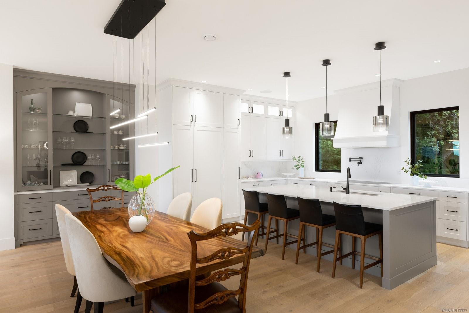 418 Beach Dr, Oak Bay, BC