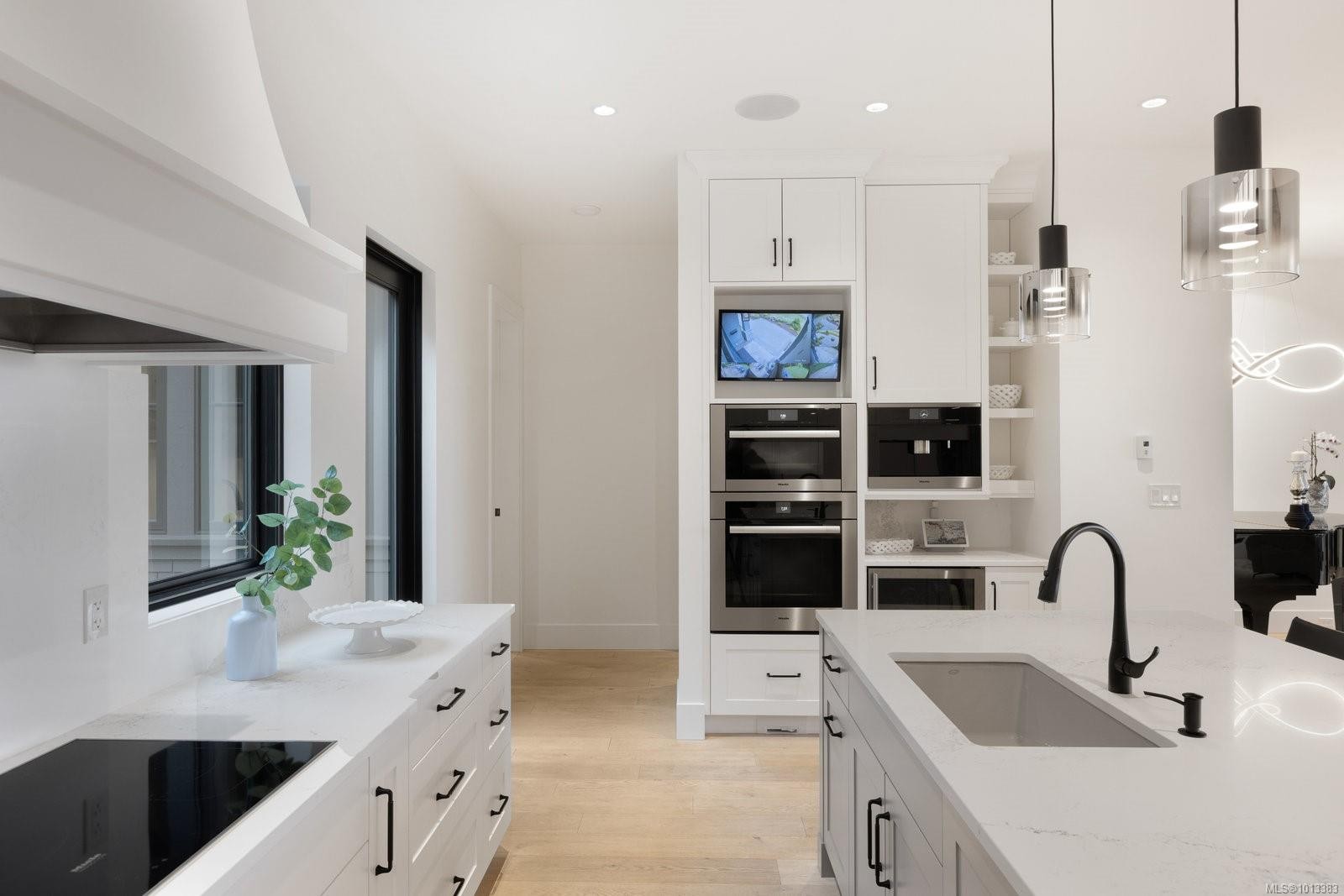 418 Beach Dr, Oak Bay, BC