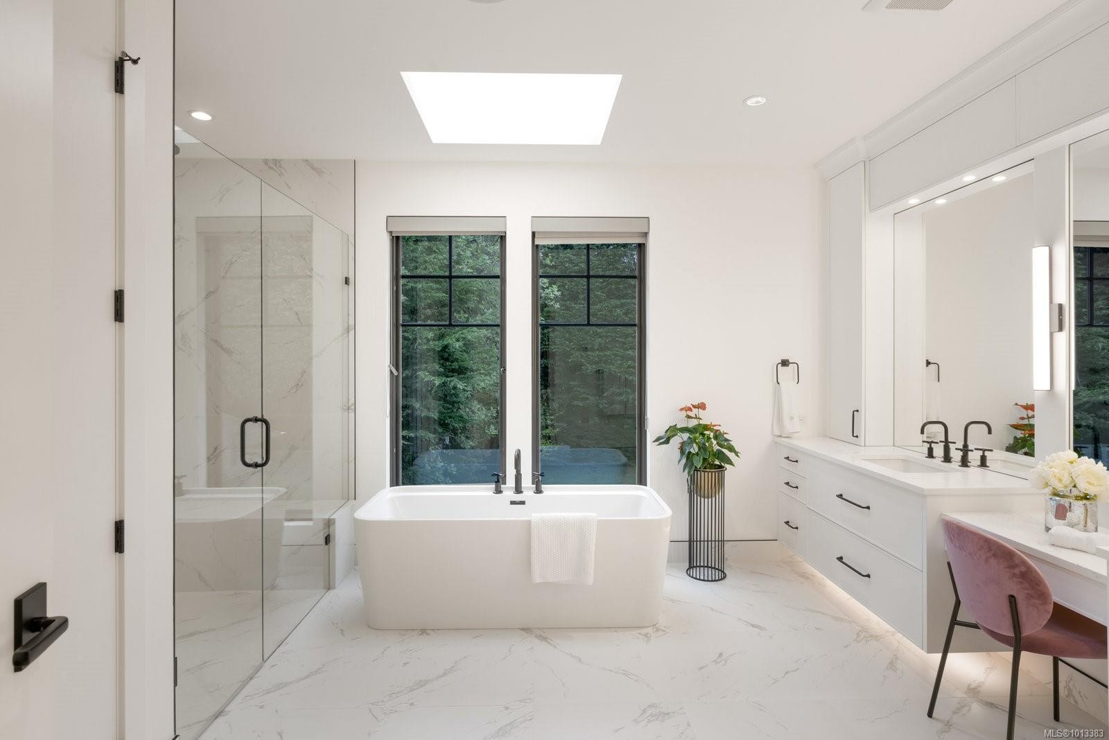 418 Beach Dr, Oak Bay, BC