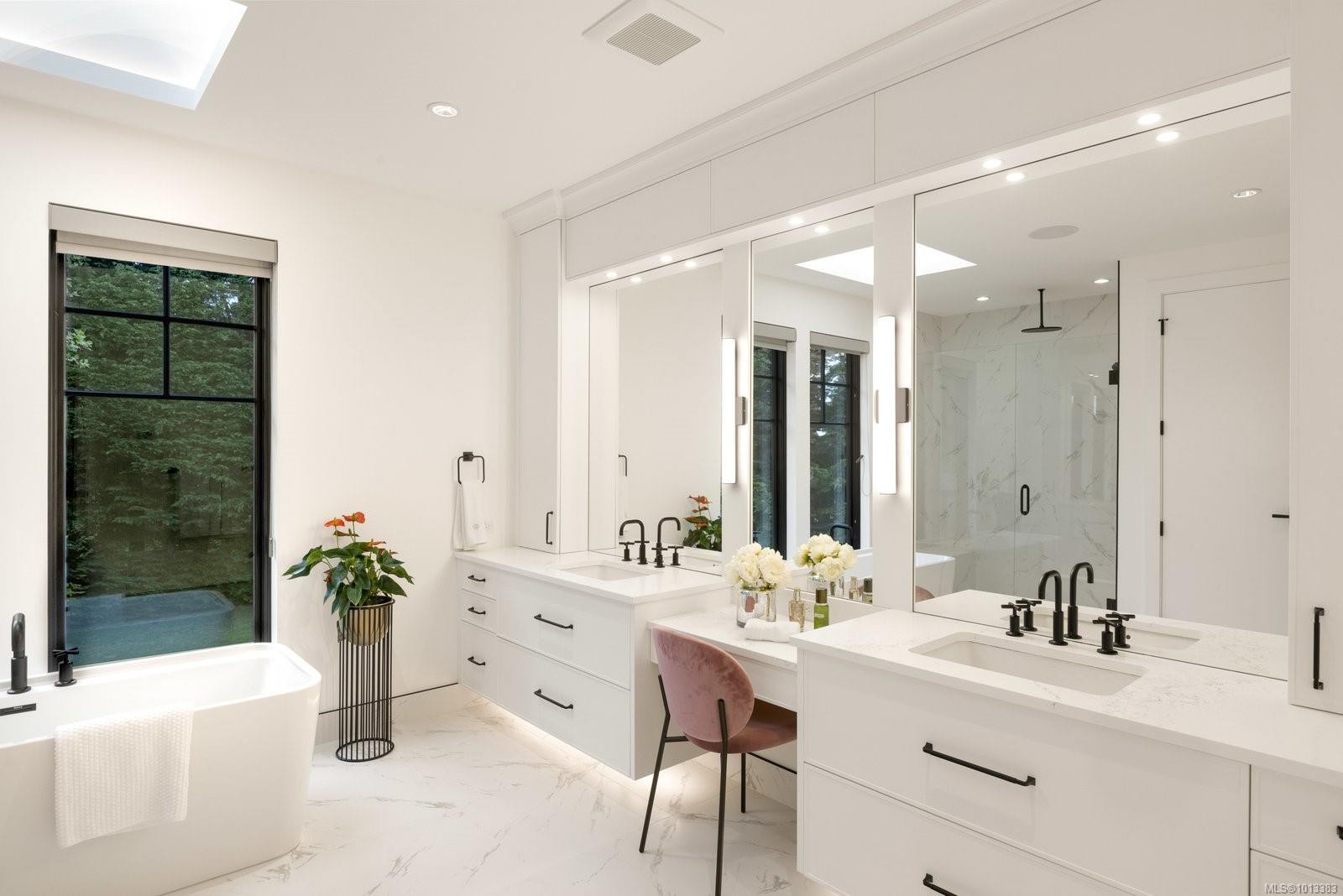 418 Beach Dr, Oak Bay, BC