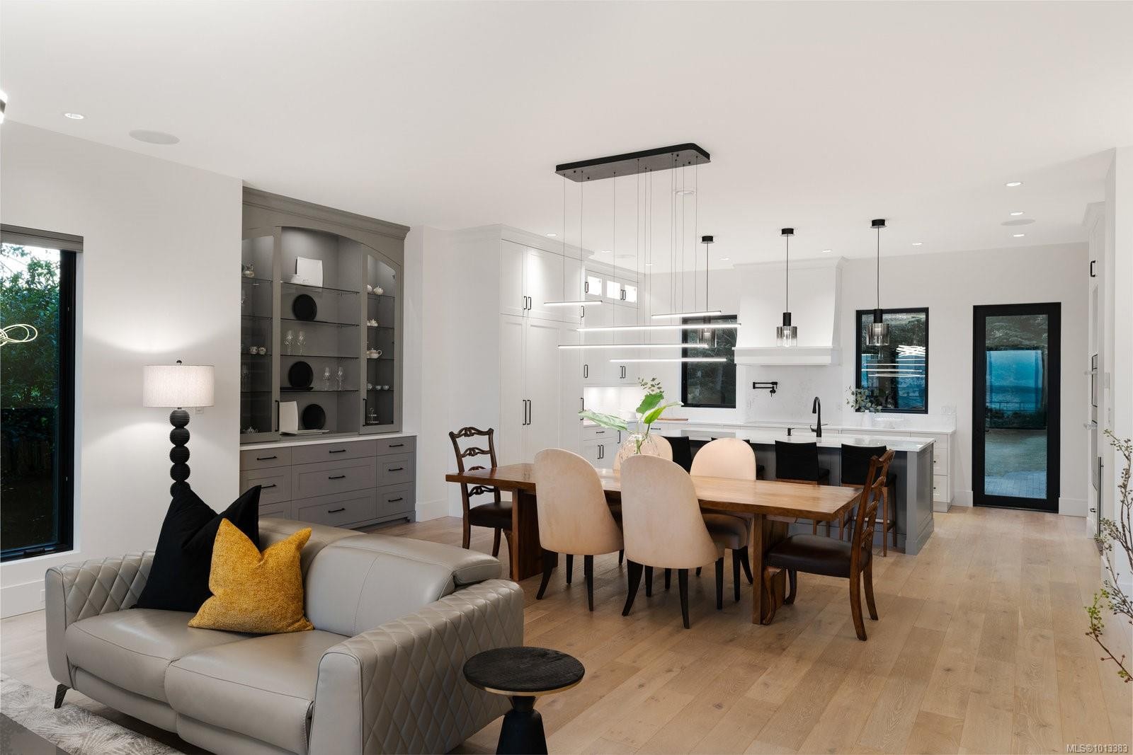 418 Beach Dr, Oak Bay, BC