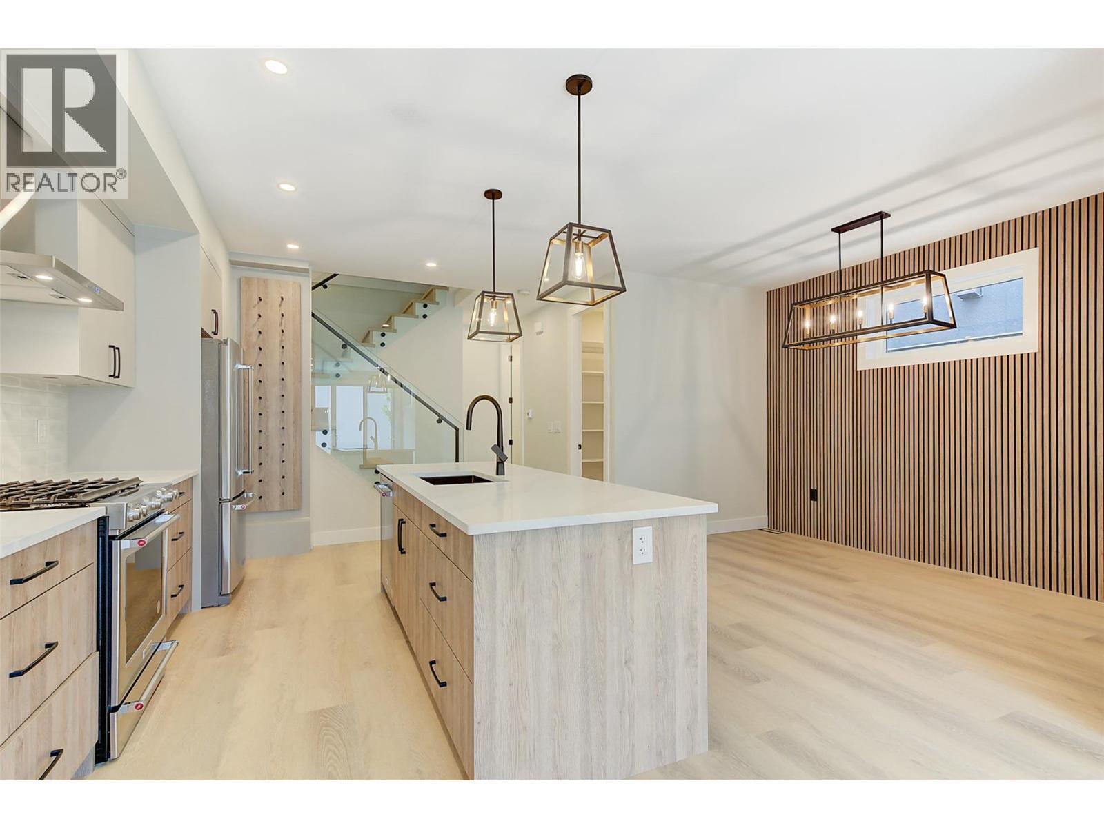 839 Lawson Avenue Unit# 4, Kelowna, BC - Indoor Photo Showing Kitchen With Upgraded Kitchen