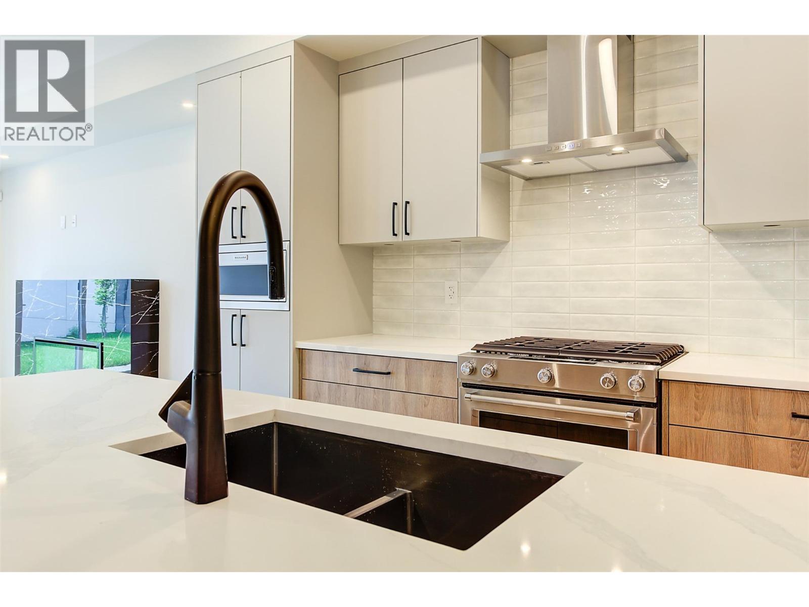 839 Lawson Avenue Unit# 4, Kelowna, BC - Indoor Photo Showing Kitchen