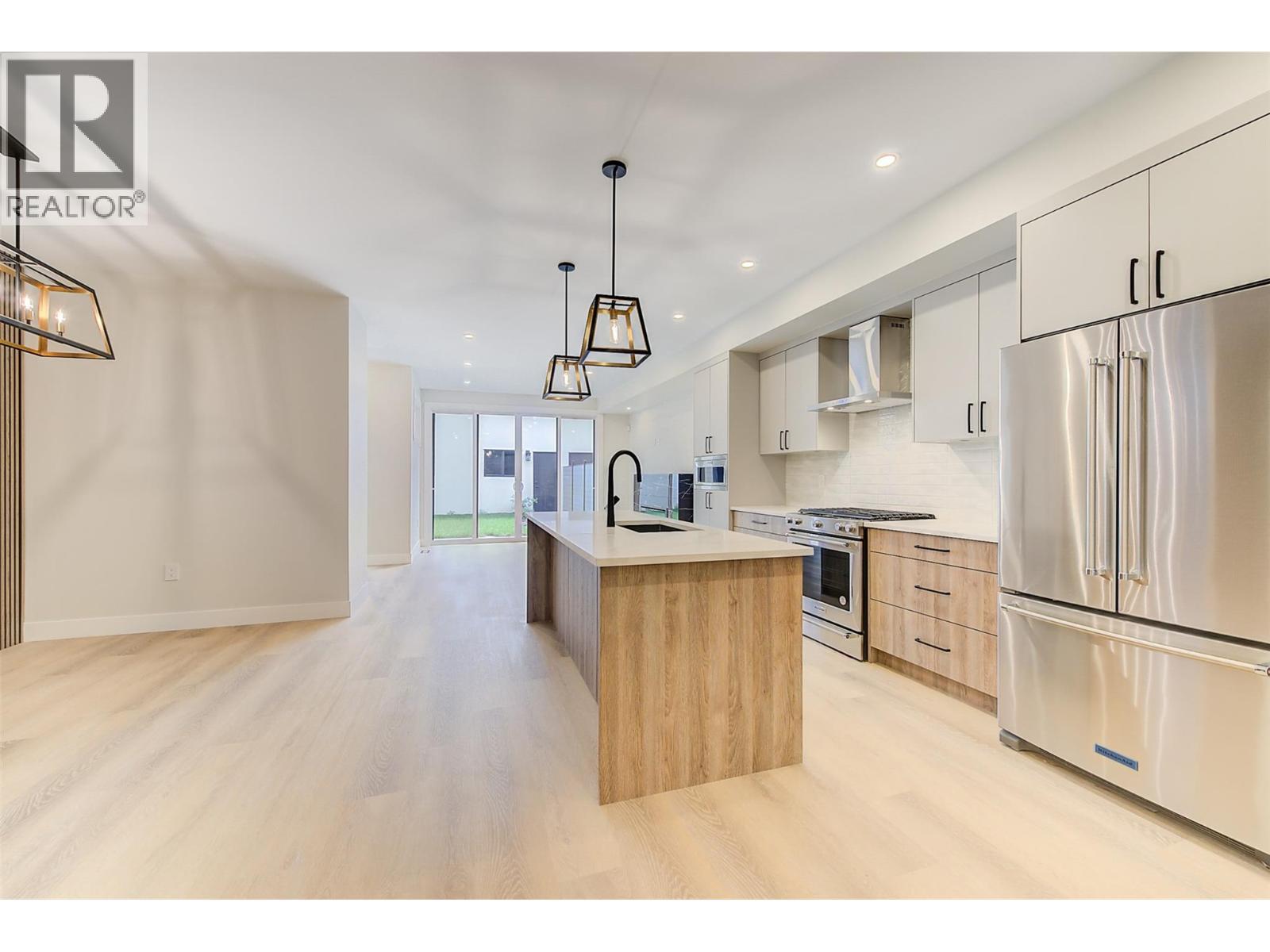 839 Lawson Avenue Unit# 4, Kelowna, BC - Indoor Photo Showing Kitchen With Stainless Steel Kitchen With Upgraded Kitchen