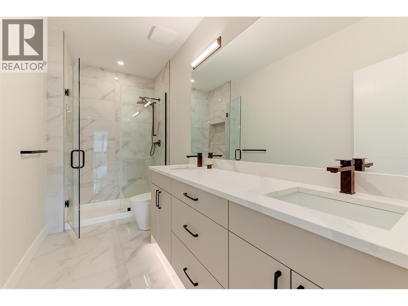 839 Lawson Avenue Unit# 4, Kelowna, BC - Indoor Photo Showing Bathroom