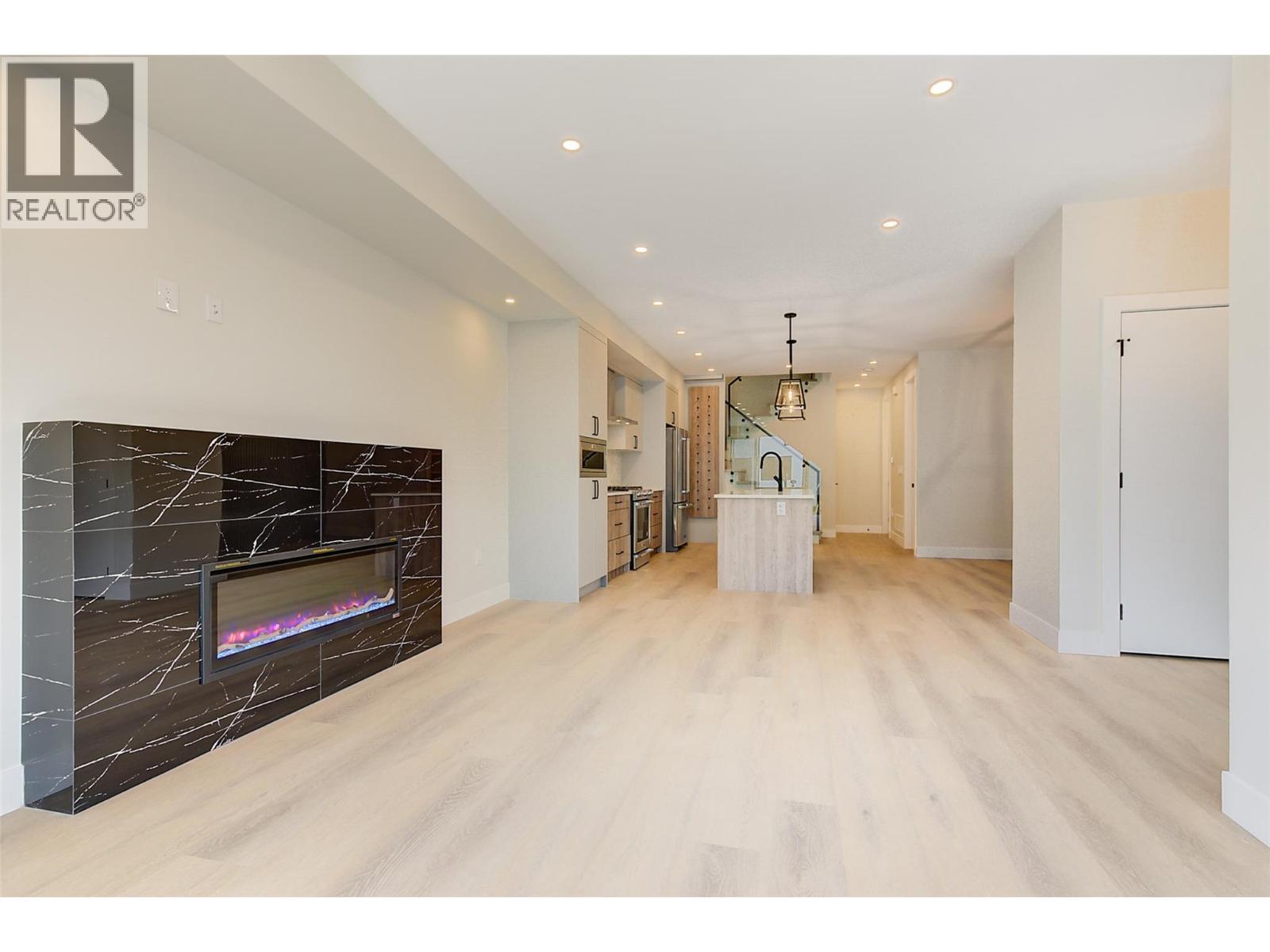 839 Lawson Avenue Unit# 4, Kelowna, BC - Indoor With Fireplace