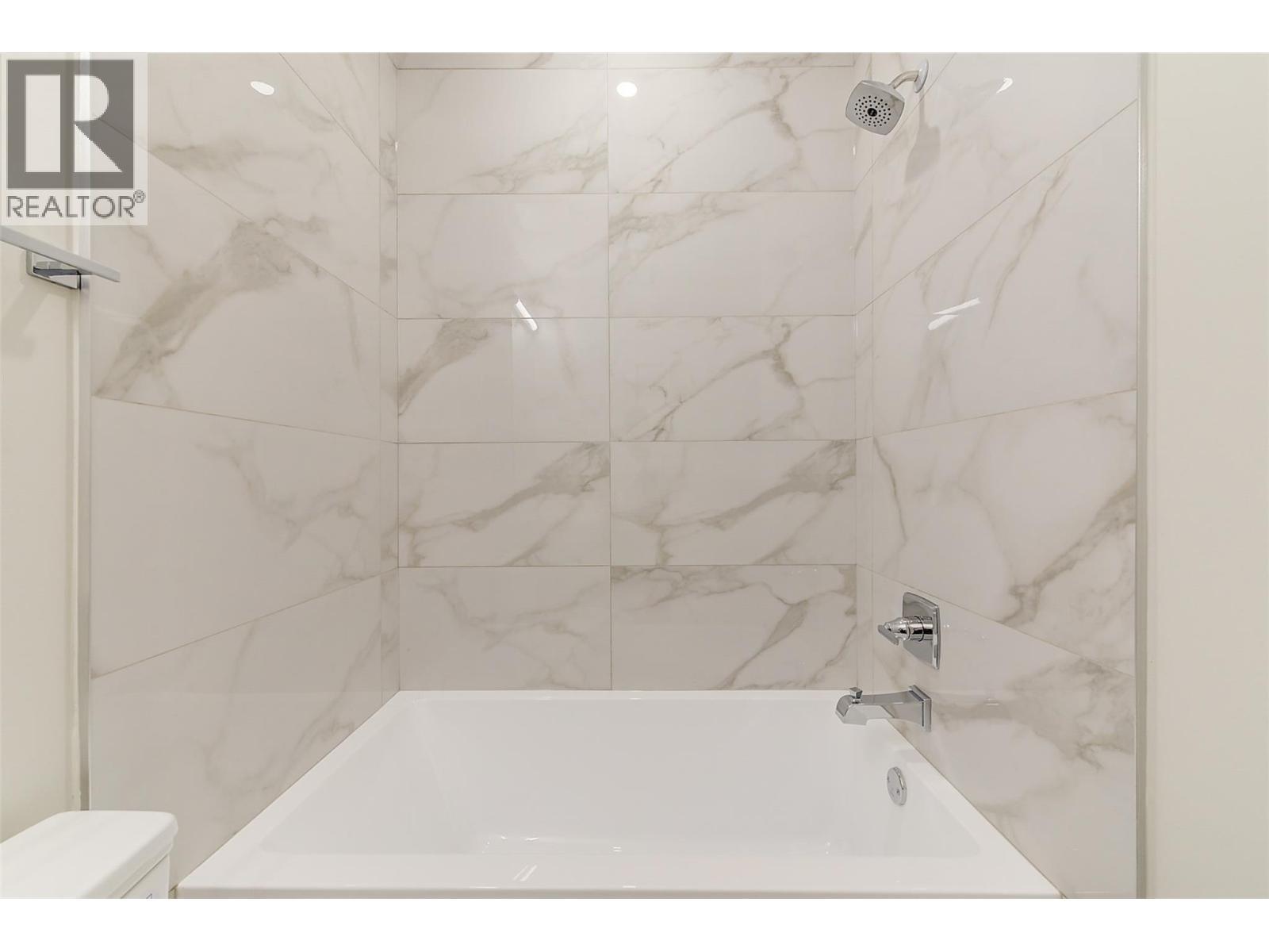 839 Lawson Avenue Unit# 4, Kelowna, BC - Indoor Photo Showing Bathroom