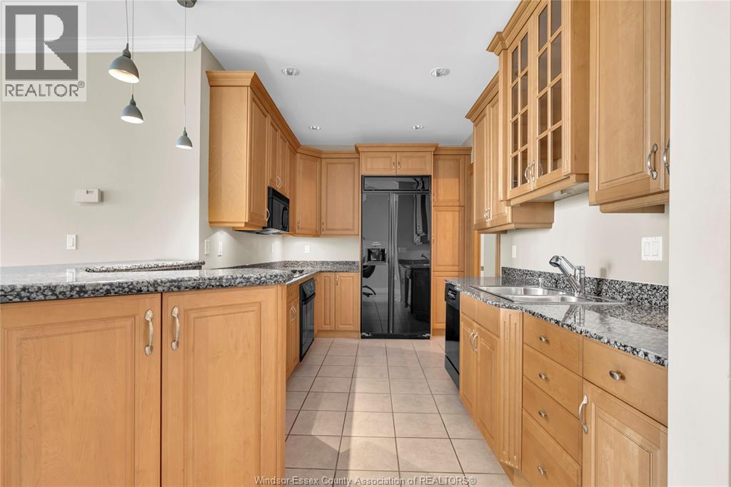 4955 Riverside Drive East Unit# 802, Windsor, ON - Indoor Photo Showing Kitchen