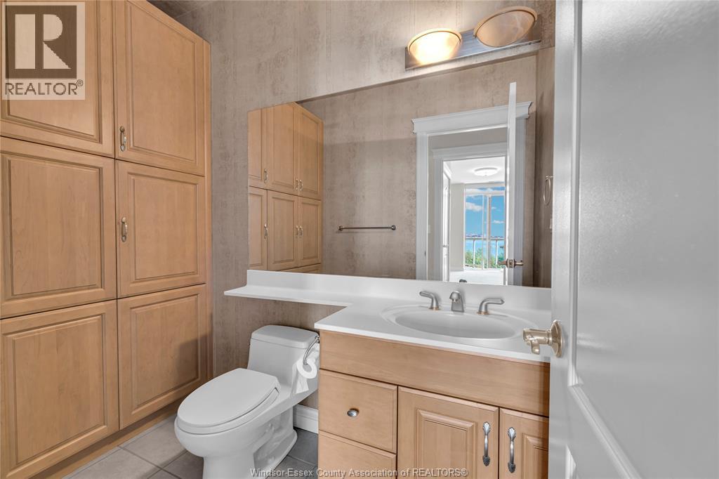 4955 Riverside Drive East Unit# 802, Windsor, ON - Indoor Photo Showing Bathroom