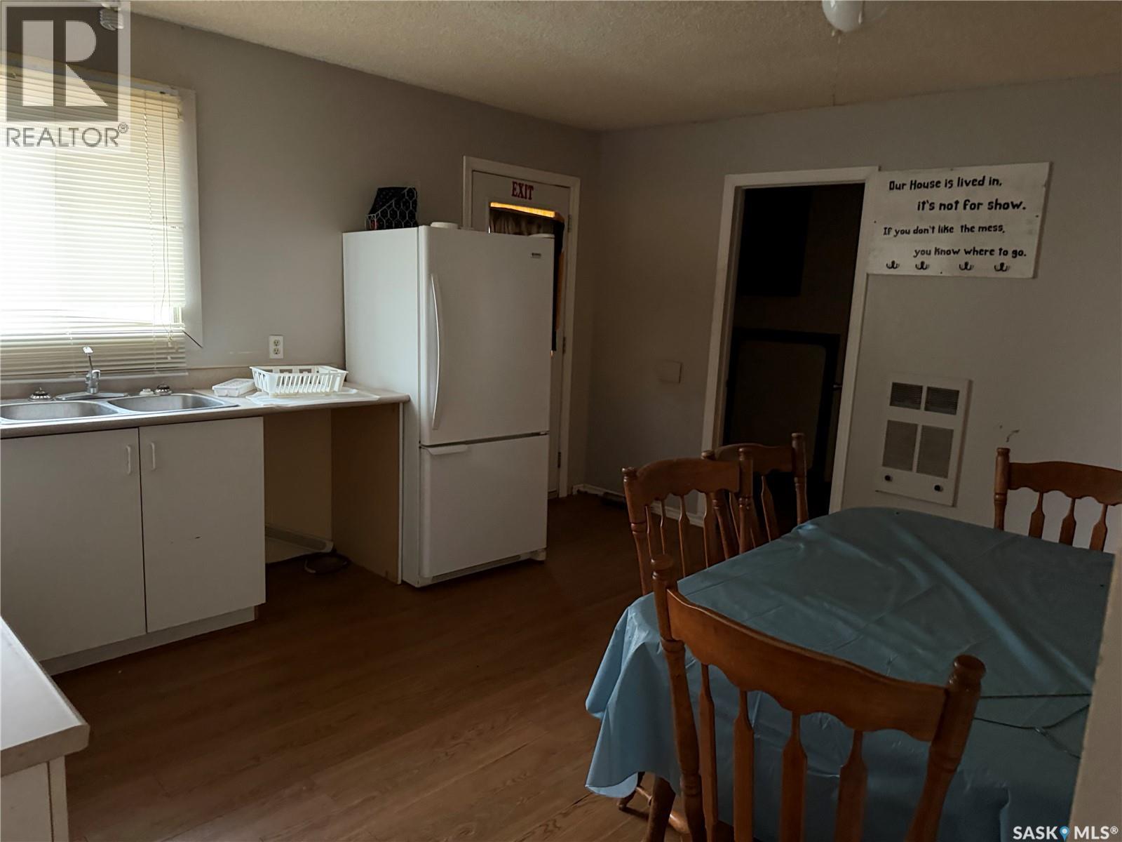 128 1St Avenue S, Coronach, SK - Indoor