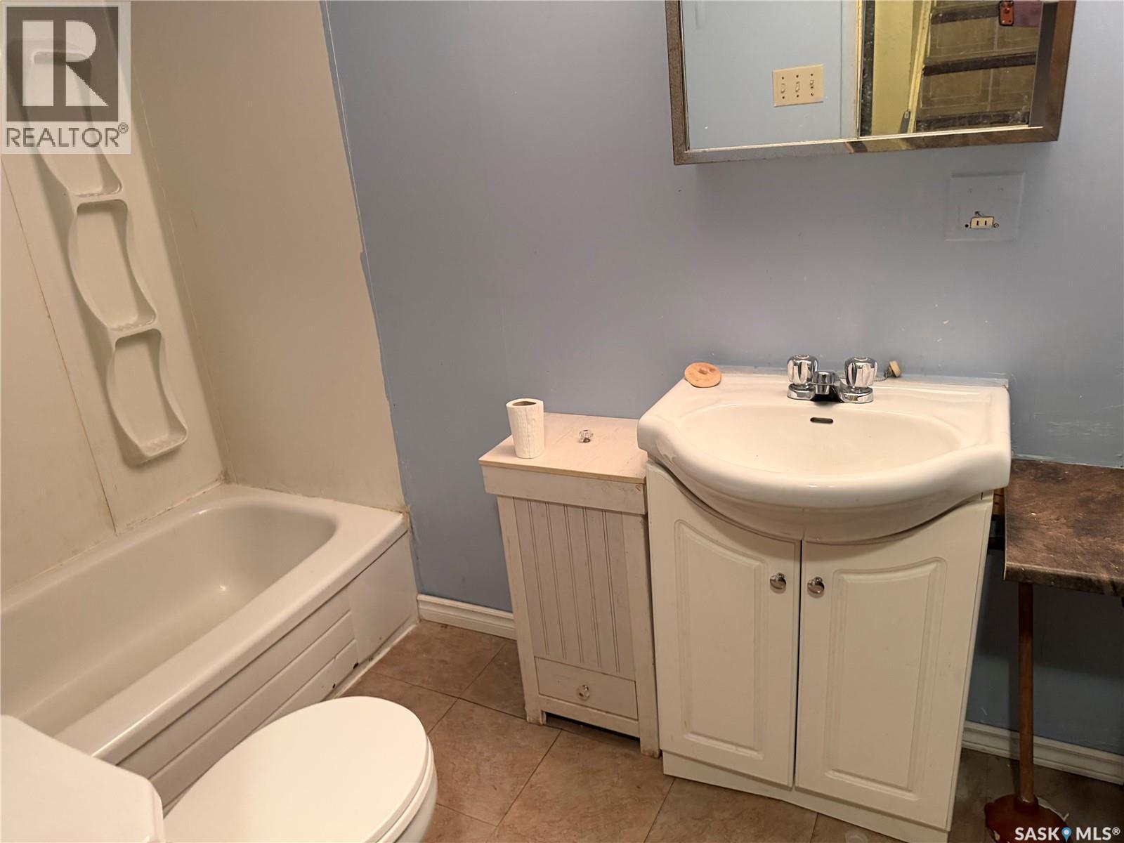 128 1St Avenue S, Coronach, SK - Indoor Photo Showing Bathroom