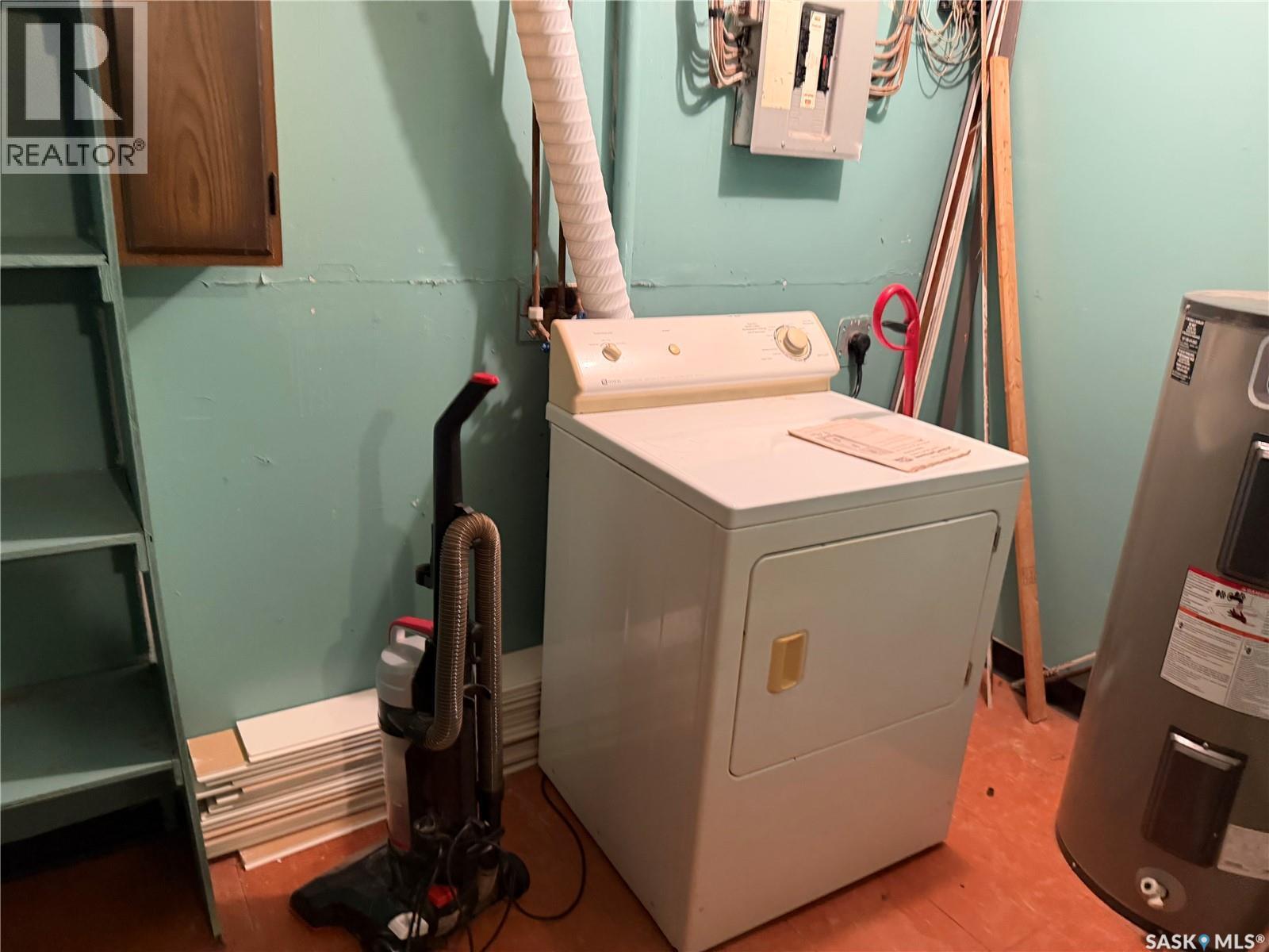 128 1St Avenue S, Coronach, SK - Indoor Photo Showing Laundry Room