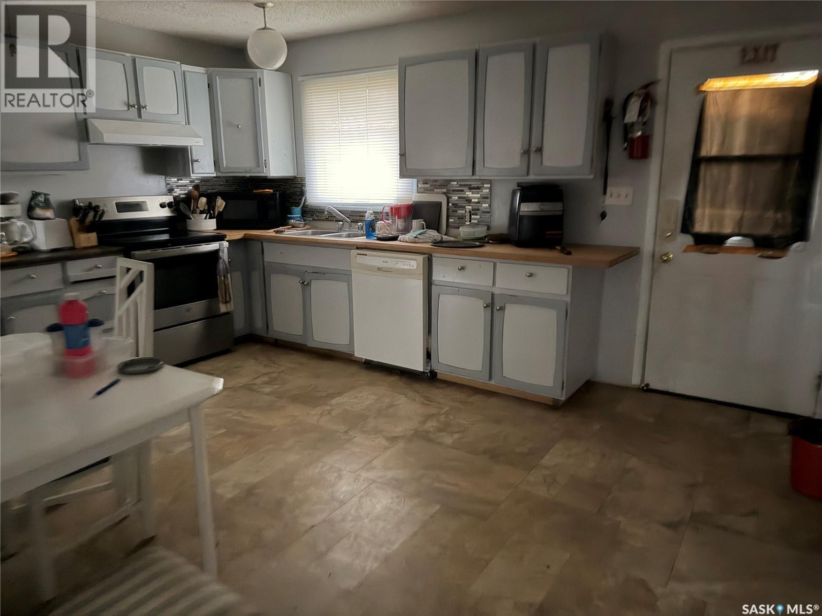 128 1St Avenue S, Coronach, SK - Indoor Photo Showing Kitchen With Double Sink