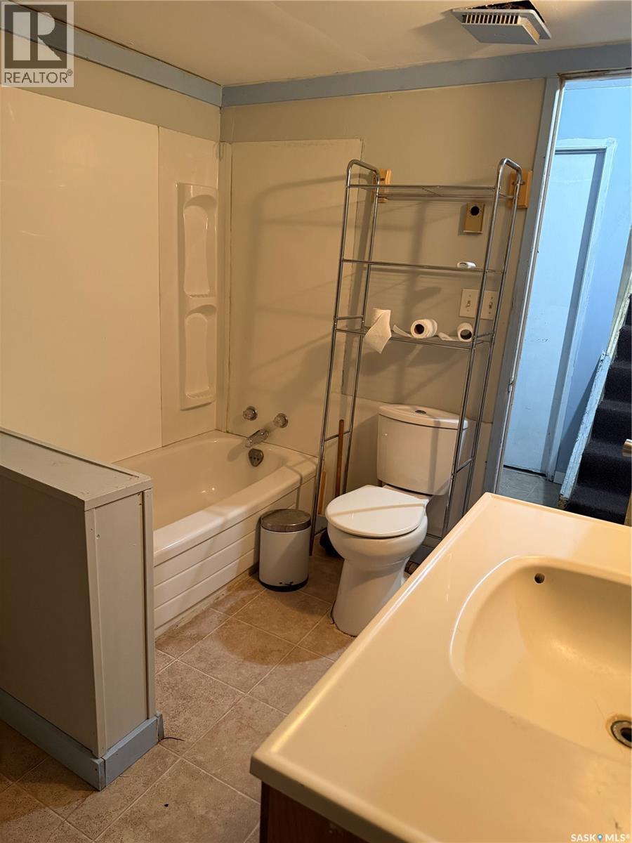 128 1St Avenue S, Coronach, SK - Indoor Photo Showing Bathroom