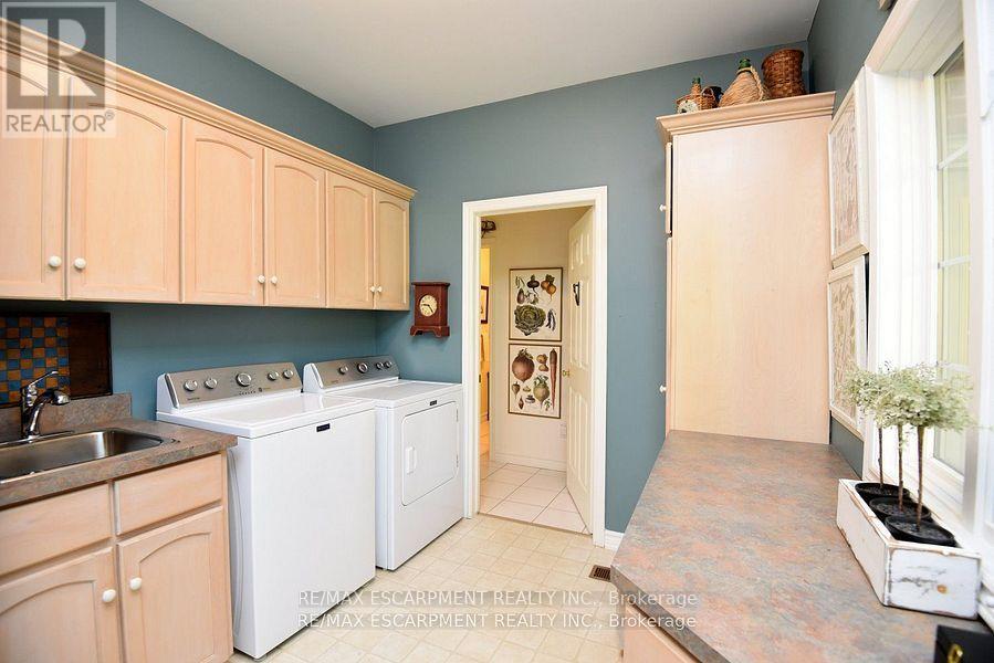712 Robson Road, Hamilton, ON - Indoor Photo Showing Laundry Room