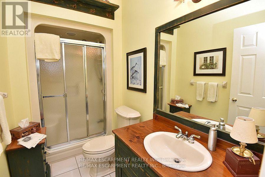 712 Robson Road, Hamilton, ON - Indoor Photo Showing Bathroom