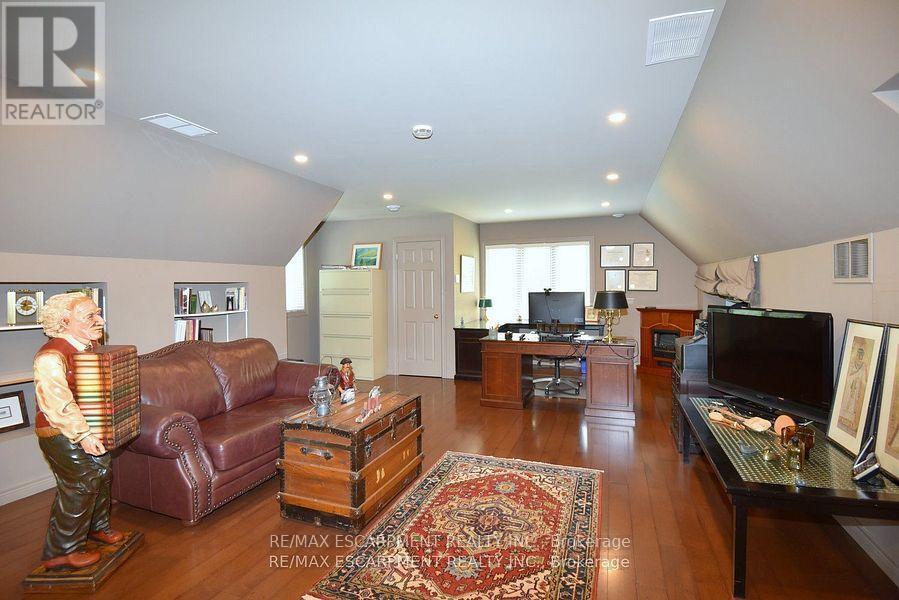 712 Robson Road, Hamilton, ON - Indoor Photo Showing Living Room