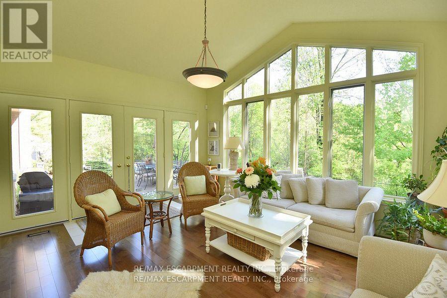 712 Robson Road, Hamilton, ON - Indoor Photo Showing Living Room