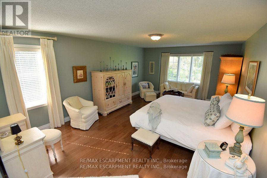 712 Robson Road, Hamilton, ON - Indoor Photo Showing Bedroom