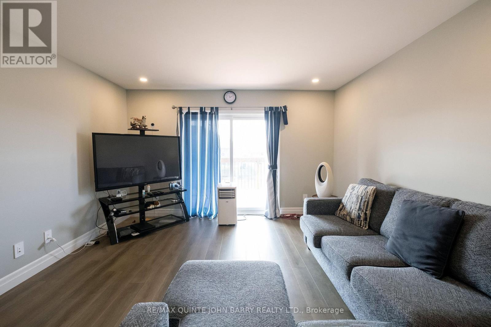 43 Cedar Park Crescent, Quinte West (Murray Ward), ON - Indoor Photo Showing Living Room