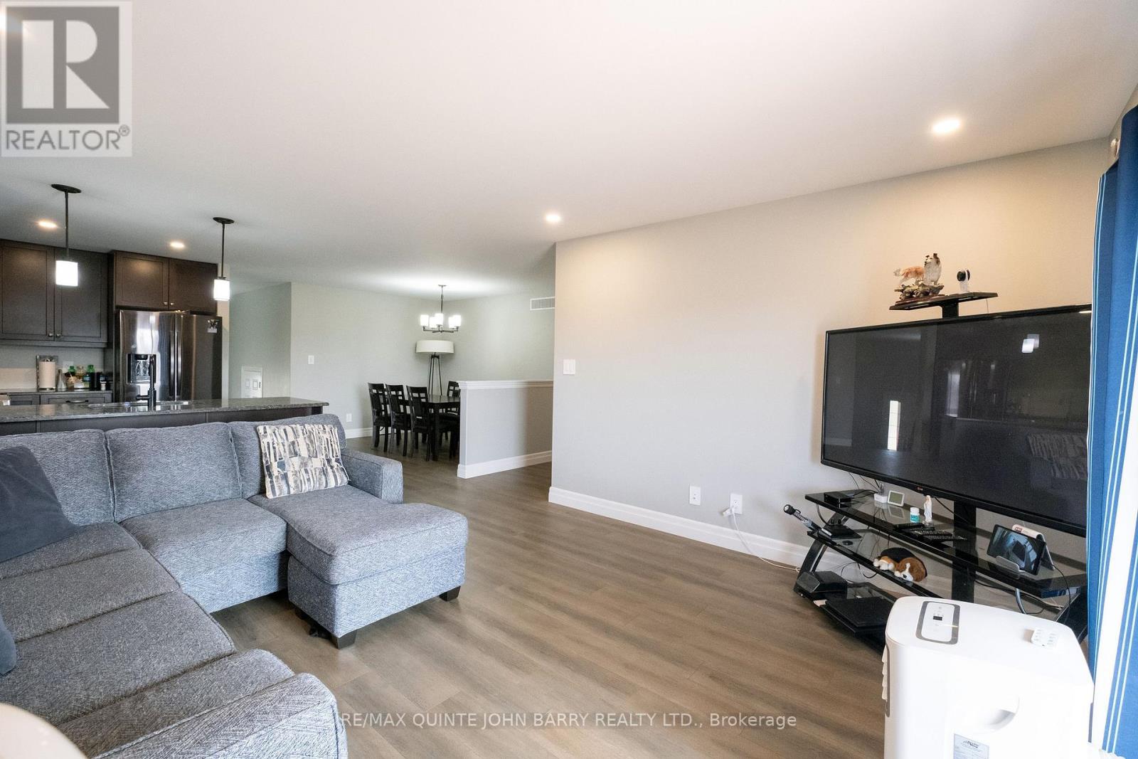 43 Cedar Park Crescent, Quinte West (Murray Ward), ON - Indoor Photo Showing Living Room