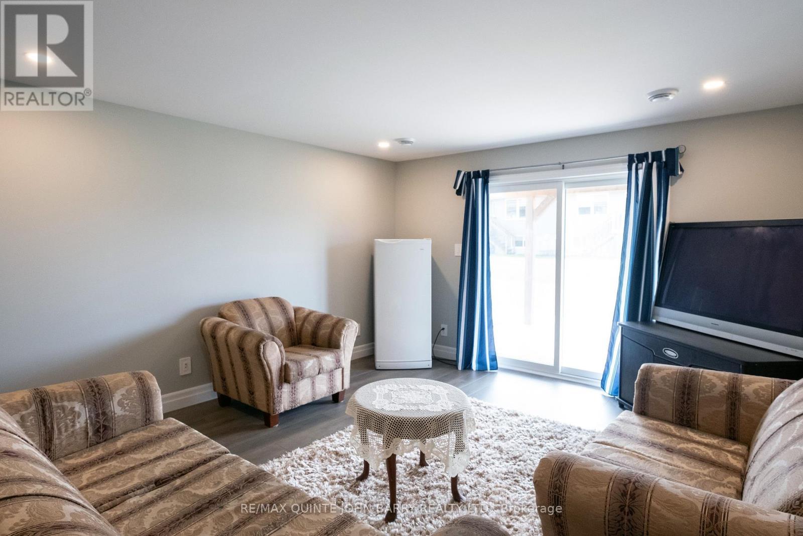 43 Cedar Park Crescent, Quinte West (Murray Ward), ON - Indoor Photo Showing Living Room