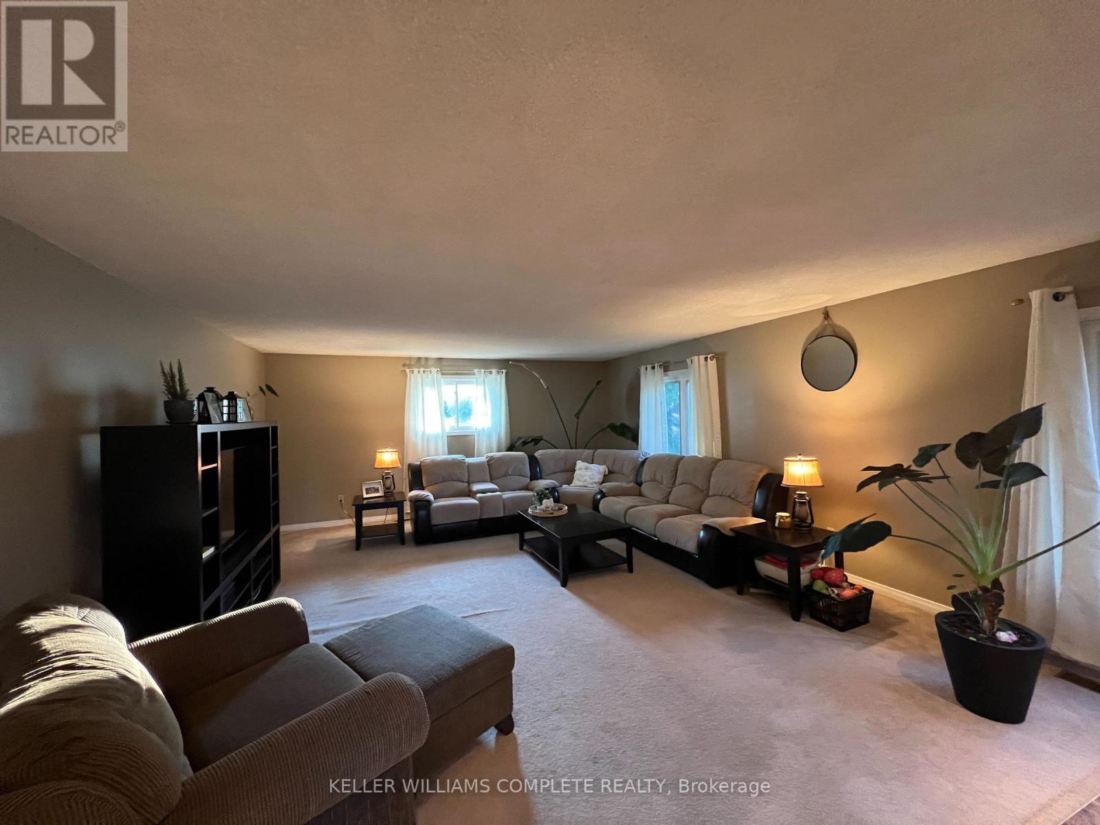 1810 Beaverdams Road, Thorold (Confederation Heights), ON - Indoor Photo Showing Living Room
