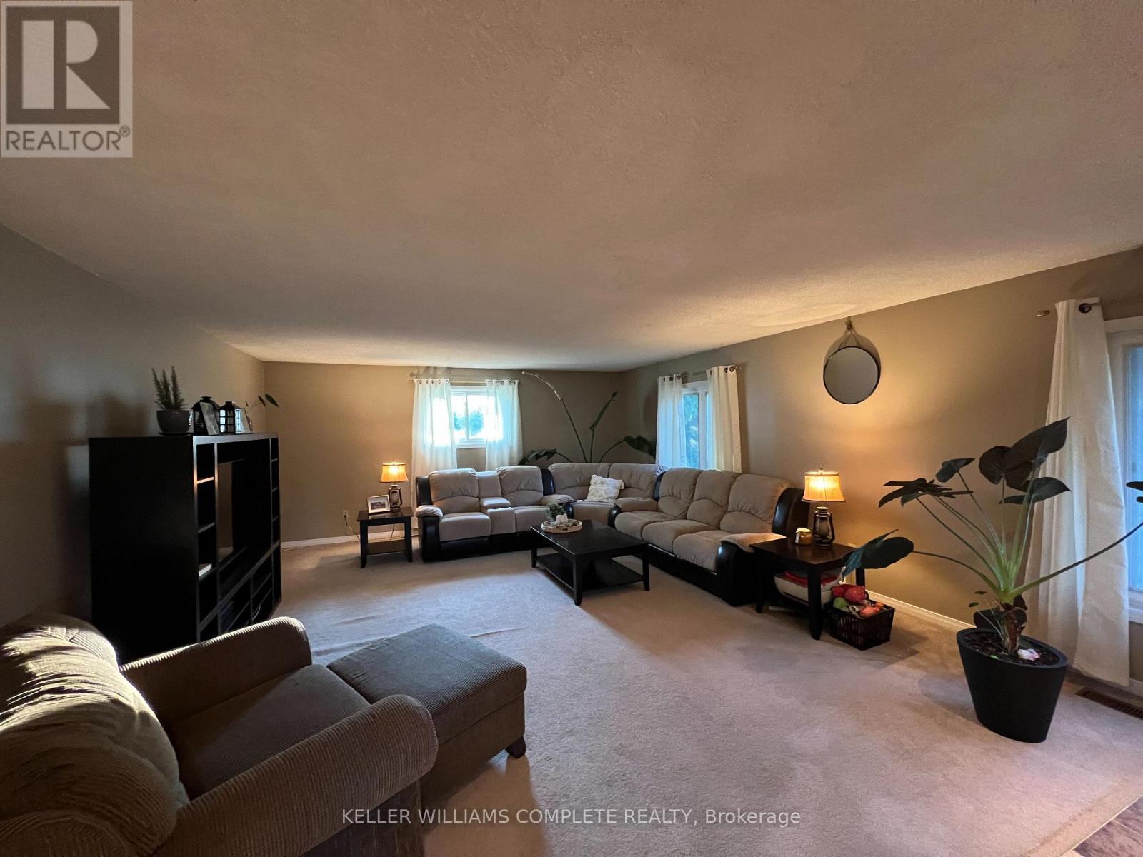 1810 Beaverdams Road, Thorold (Confederation Heights), ON - Indoor Photo Showing Living Room