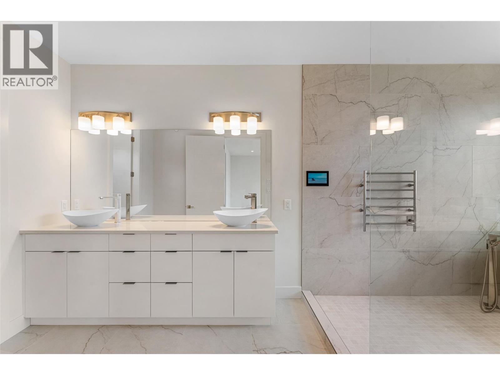 18697 Mckenzie Court, Summerland, BC - Indoor Photo Showing Bathroom