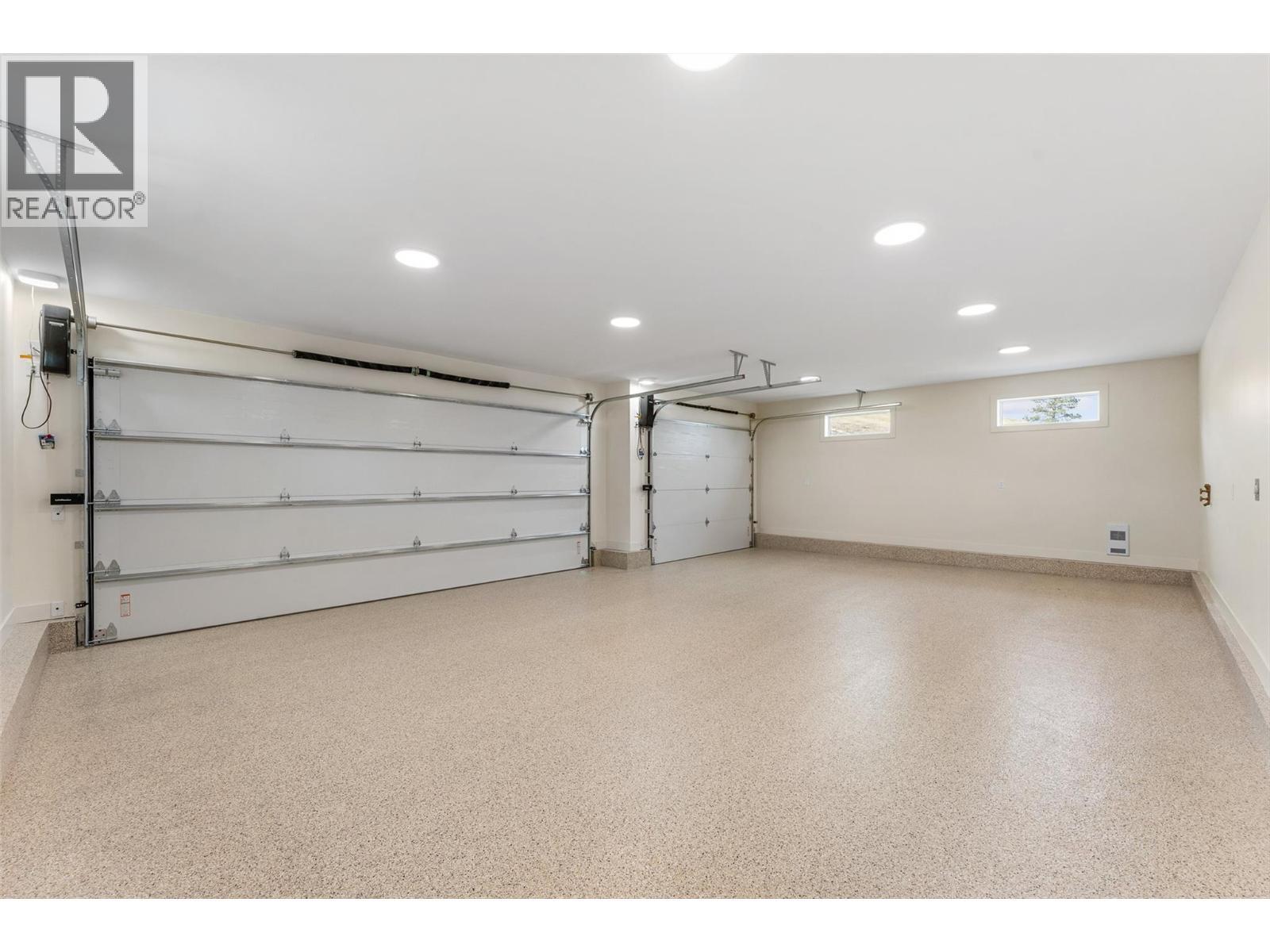 18697 Mckenzie Court, Summerland, BC - Indoor Photo Showing Garage