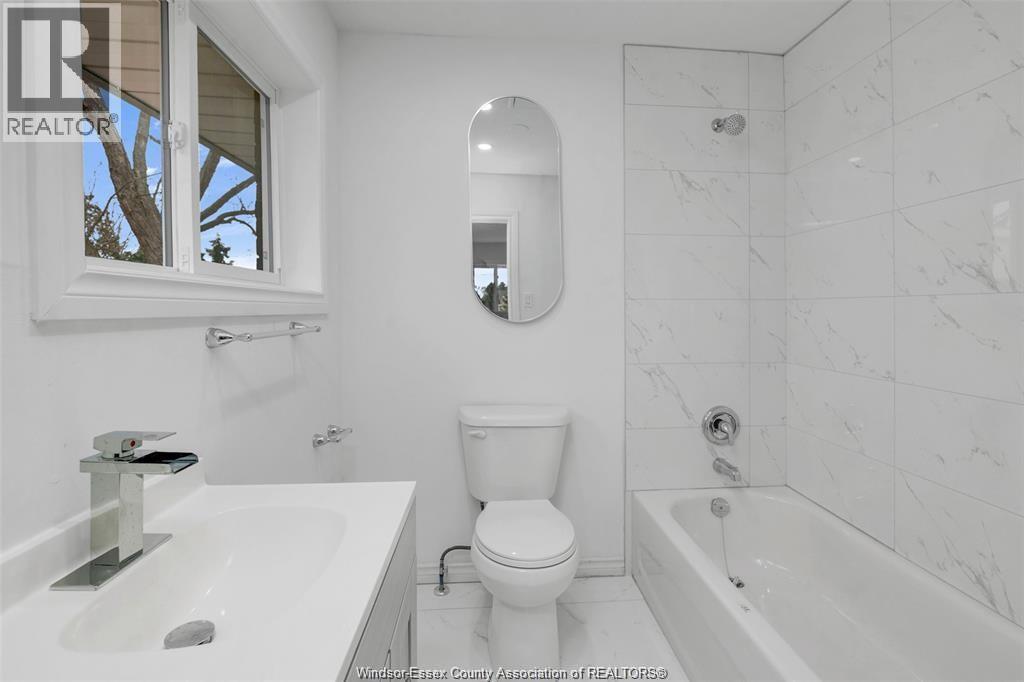 1457 S Cameron, Windsor, ON - Indoor Photo Showing Bathroom