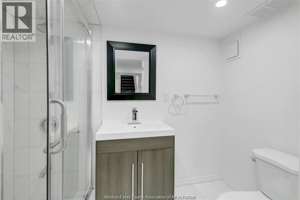 1457 S Cameron, Windsor, ON - Indoor Photo Showing Bathroom