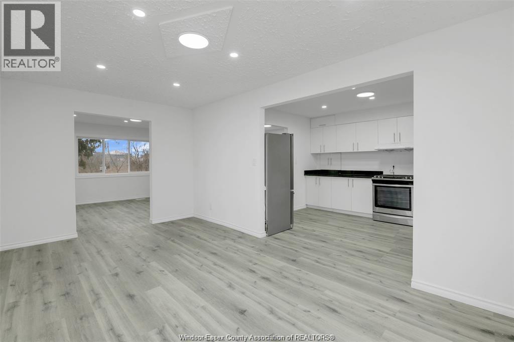1457 S Cameron, Windsor, ON - Indoor Photo Showing Kitchen