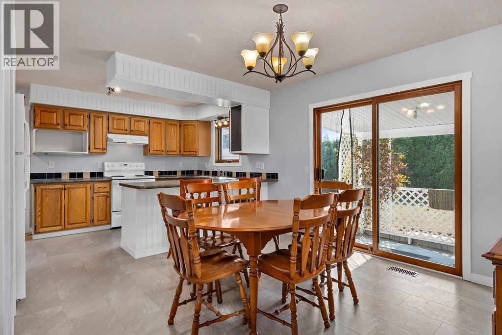 2625 Catherine Crescent, Armstrong, BC - Indoor Photo Showing Dining Room