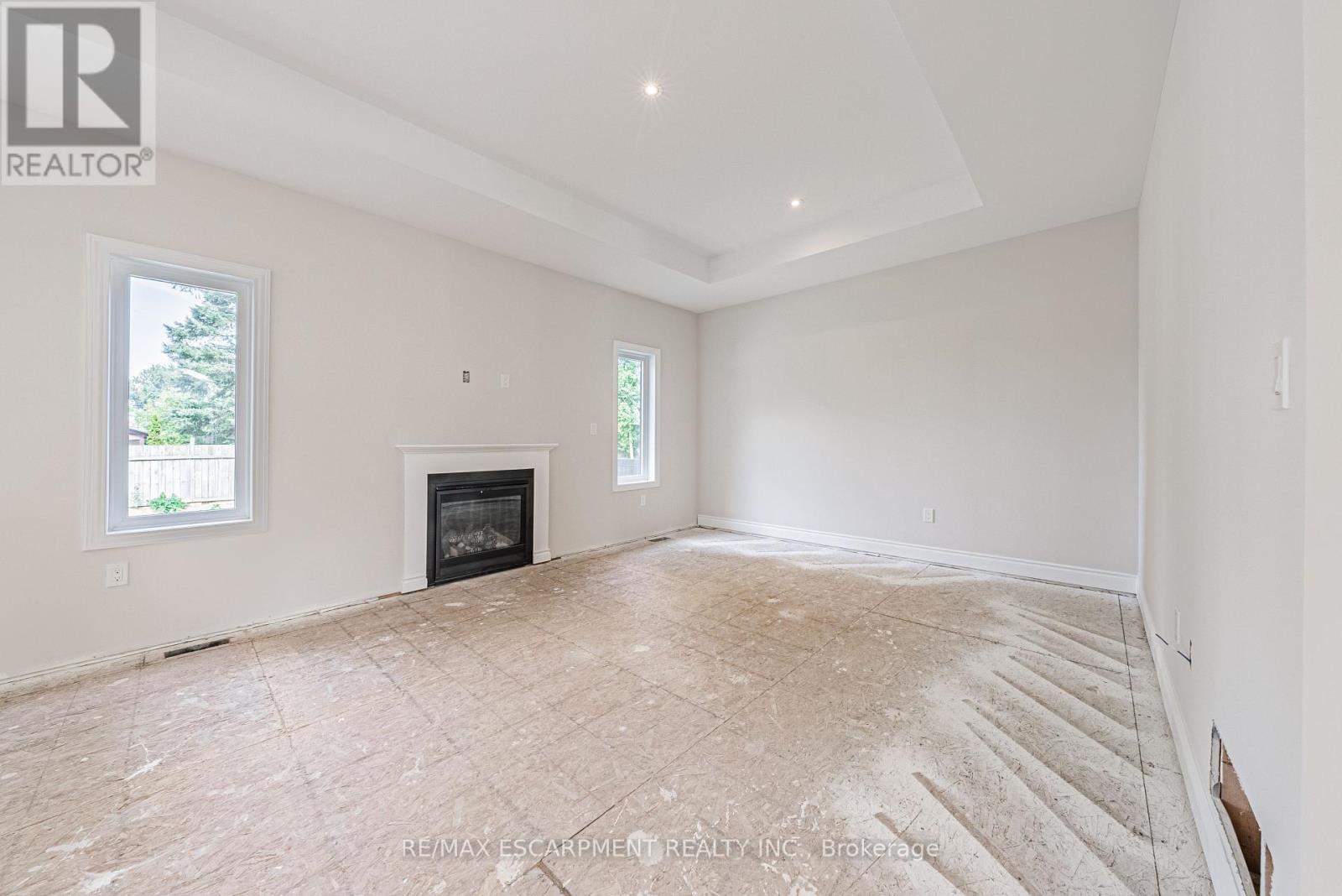 60 Cesar Place, Hamilton, ON - Indoor Photo Showing Other Room With Fireplace