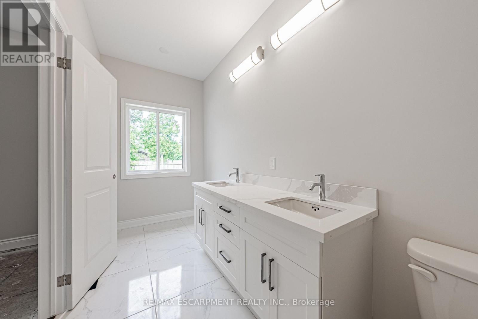 60 Cesar Place, Hamilton, ON - Indoor Photo Showing Bathroom