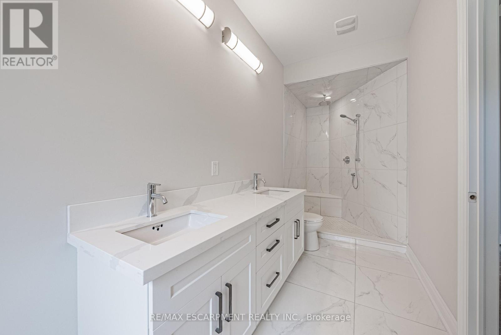 60 Cesar Place, Hamilton, ON - Indoor Photo Showing Bathroom