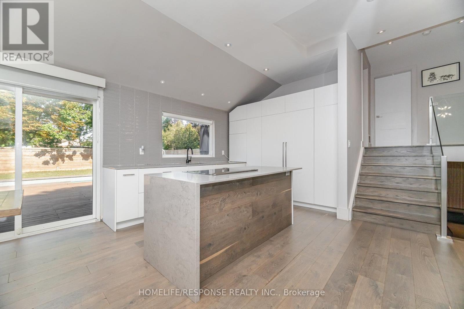 5011 Spruce Avenue, Burlington, ON - Indoor