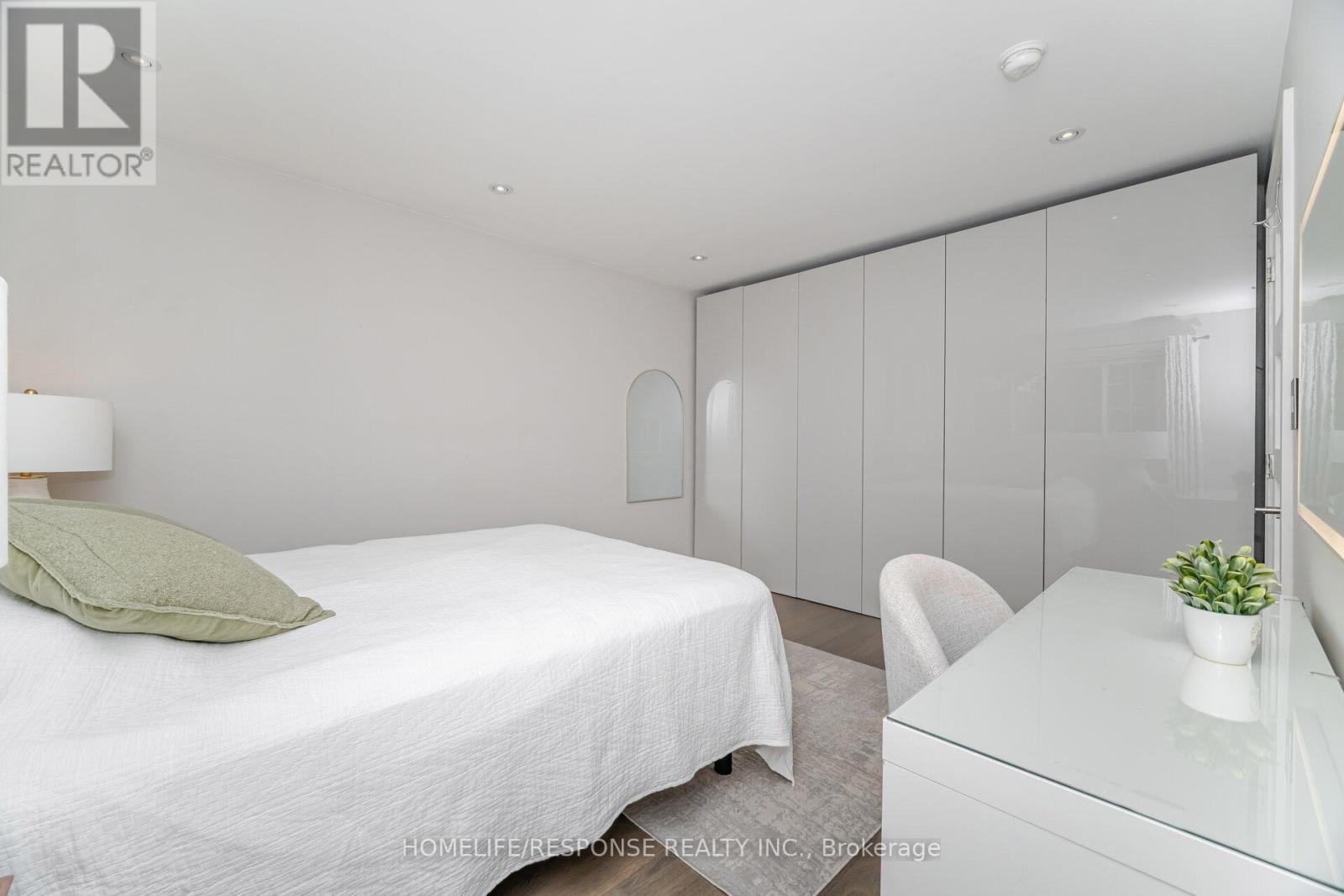 5011 Spruce Avenue, Burlington, ON - Indoor Photo Showing Bedroom