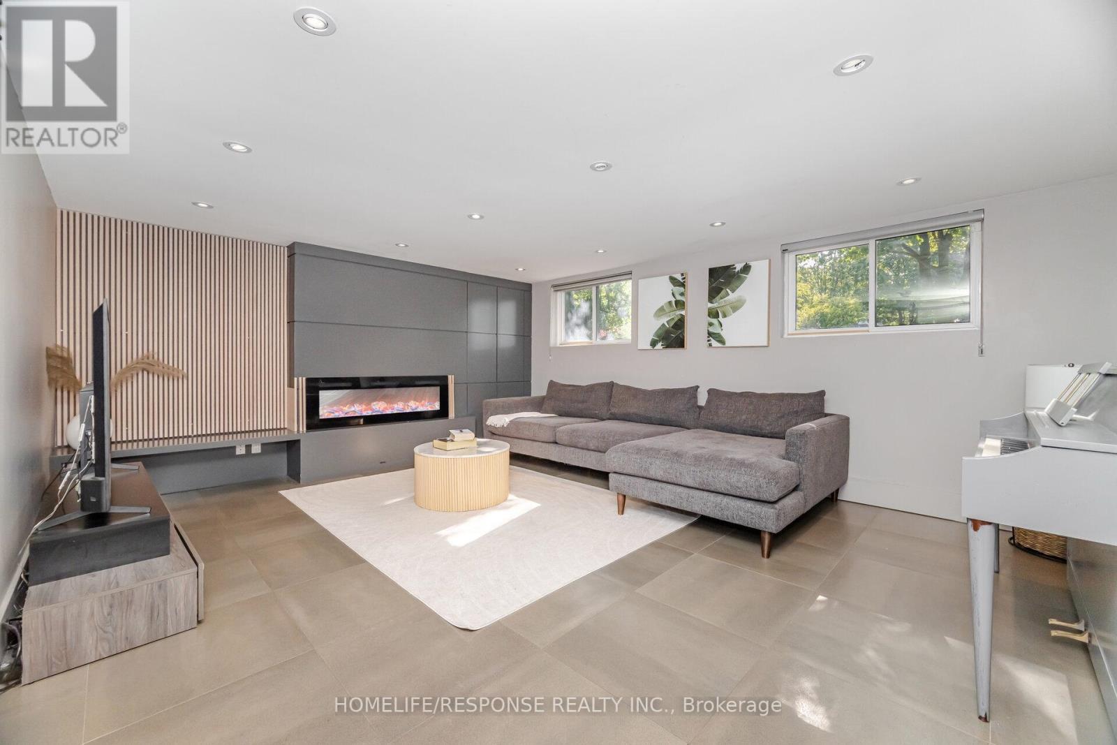 5011 Spruce Avenue, Burlington, ON - Indoor Photo Showing Other Room