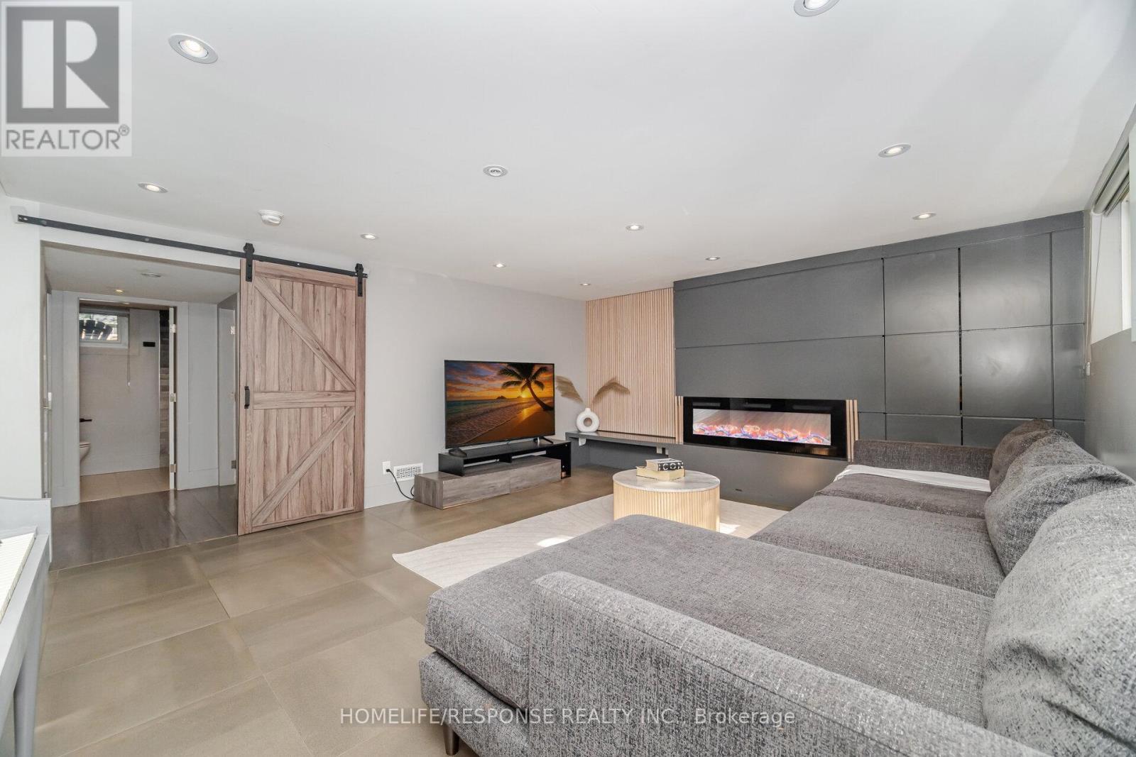 5011 Spruce Avenue, Burlington, ON - Indoor Photo Showing Living Room With Fireplace