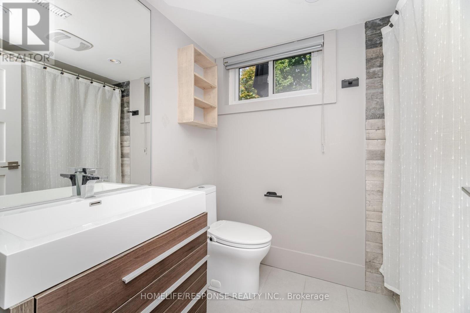 5011 Spruce Avenue, Burlington, ON - Indoor Photo Showing Bathroom