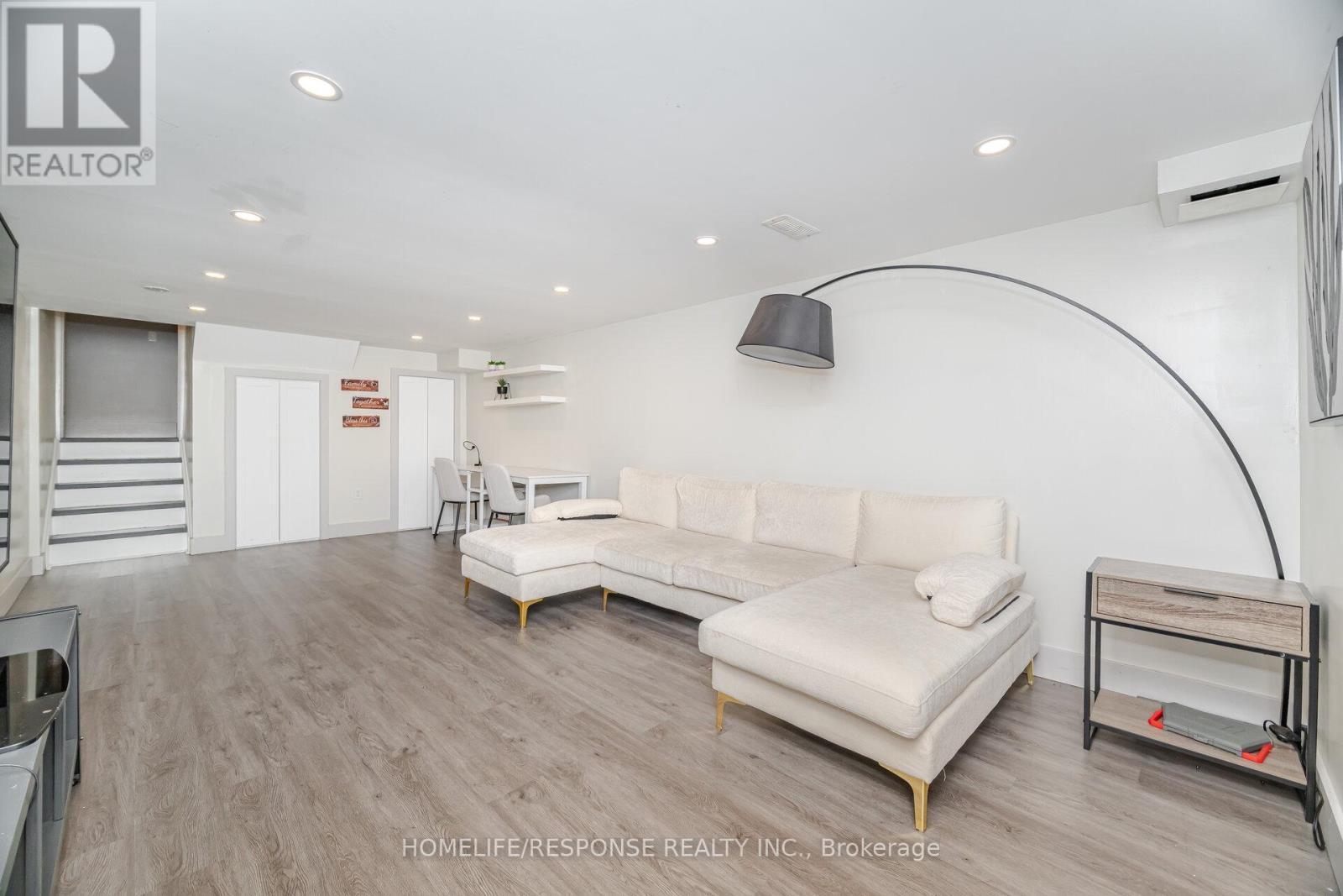 5011 Spruce Avenue, Burlington, ON - Indoor