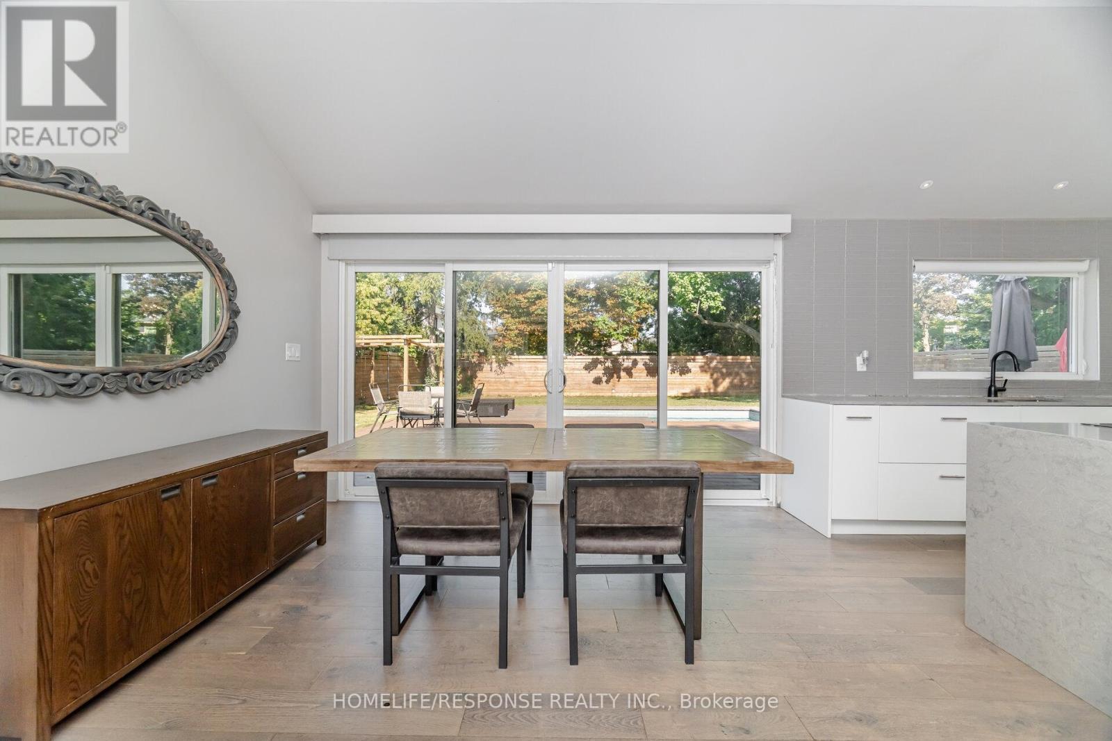 5011 Spruce Avenue, Burlington, ON - Indoor