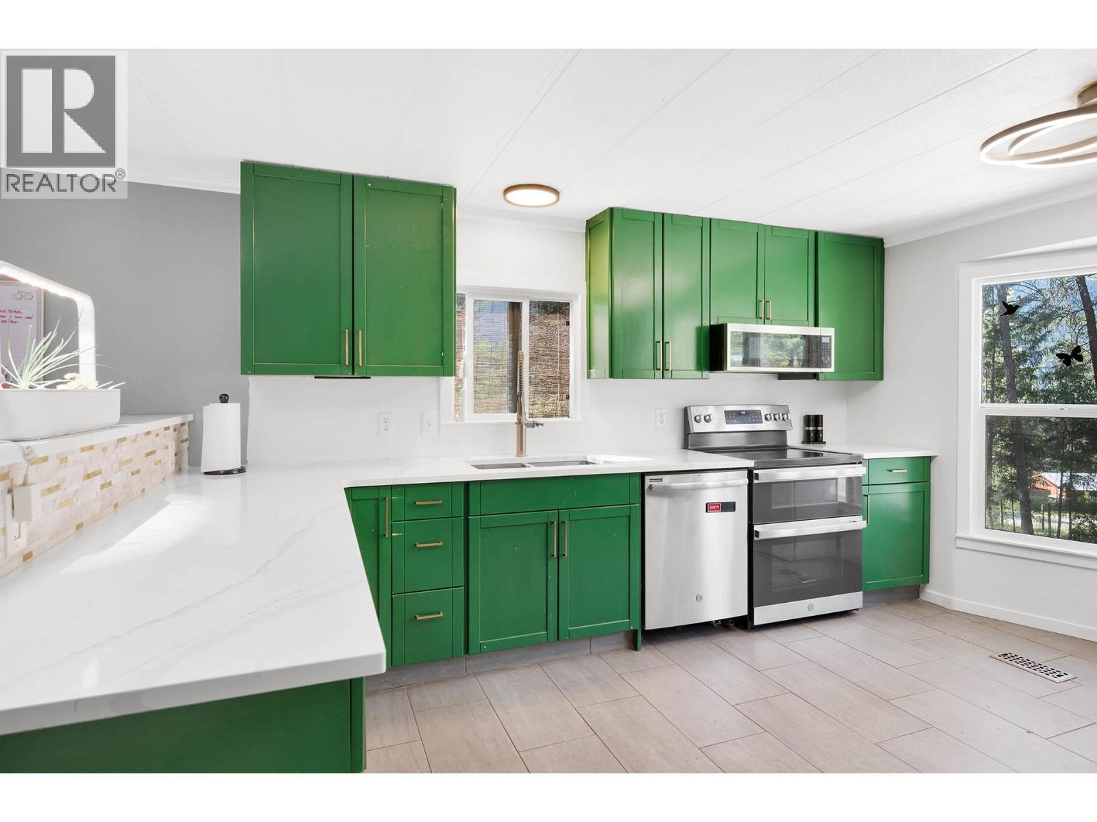 392 Walterdale Road, Kamloops, BC - Indoor Photo Showing Kitchen