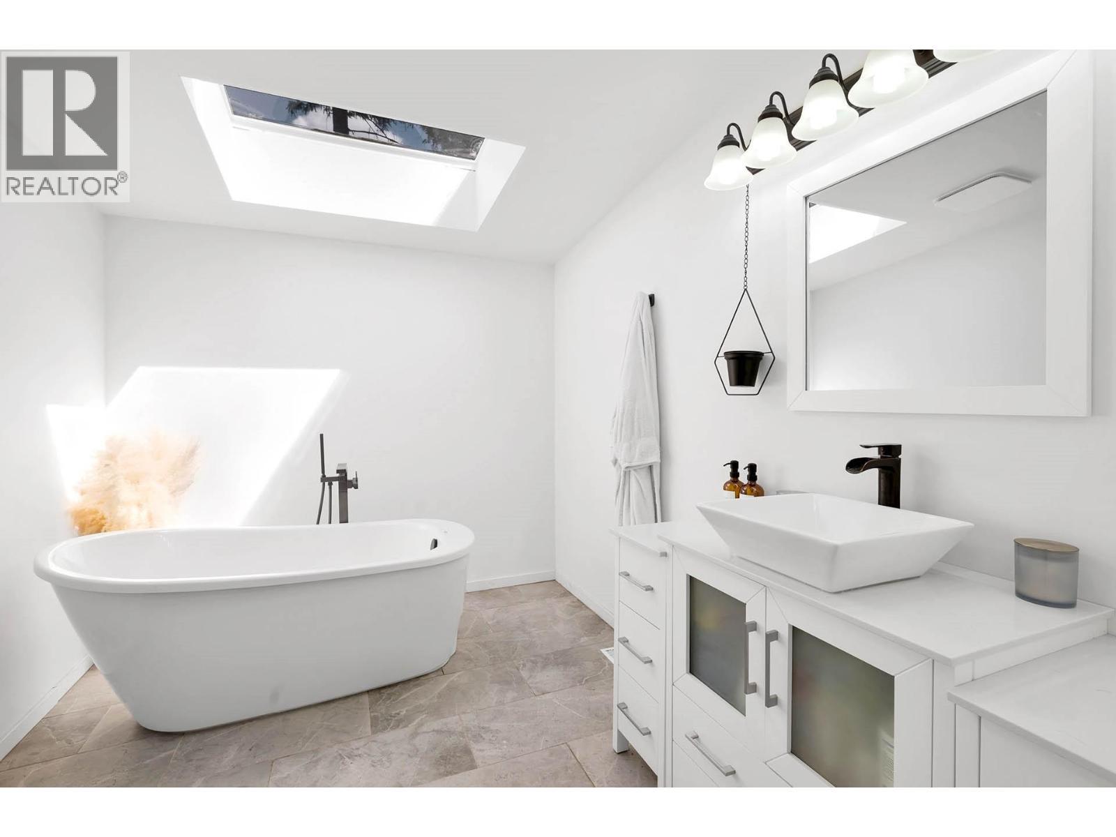 392 Walterdale Road, Kamloops, BC - Indoor Photo Showing Bathroom