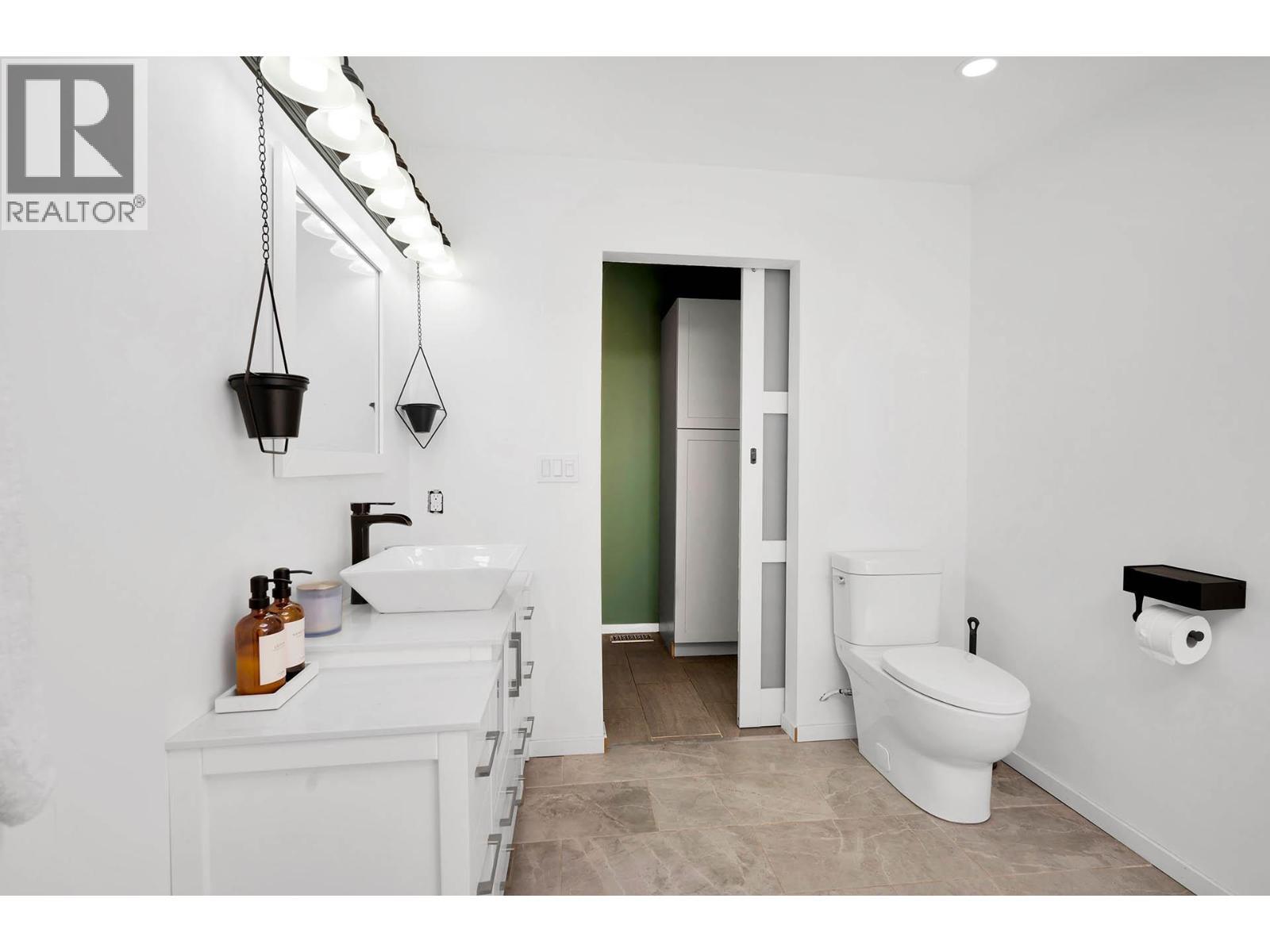392 Walterdale Road, Kamloops, BC - Indoor Photo Showing Bathroom